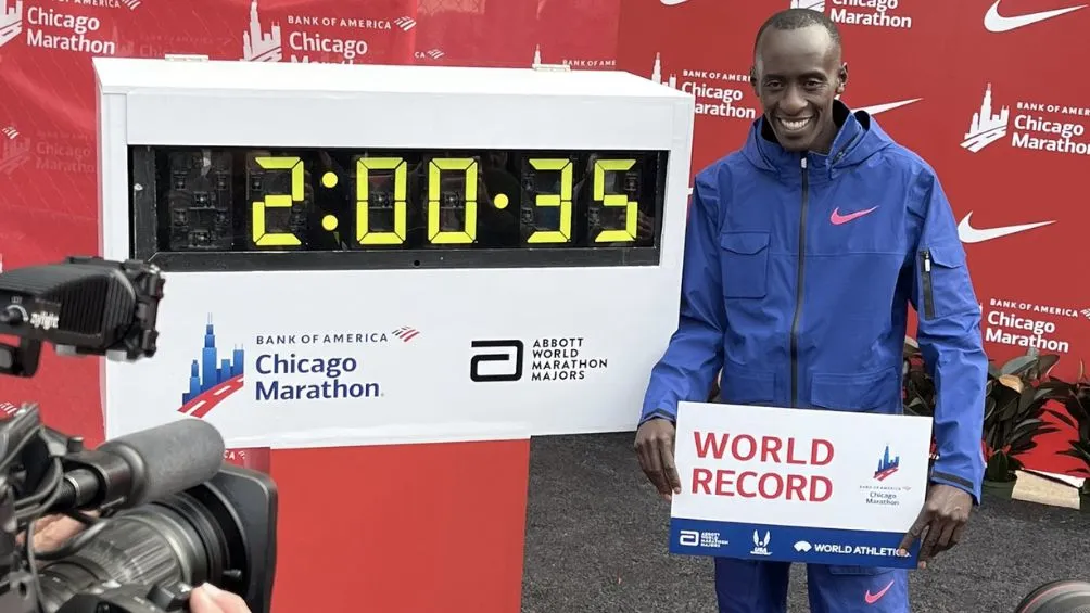 El keniata junto a su marca en Chicago