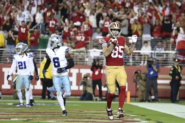 Kittle celebrando su anotación con los 49ers