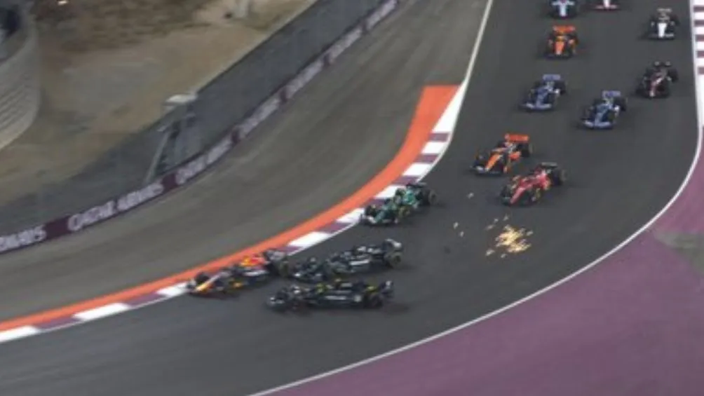 Momento del toque entre Hamilton y Russell