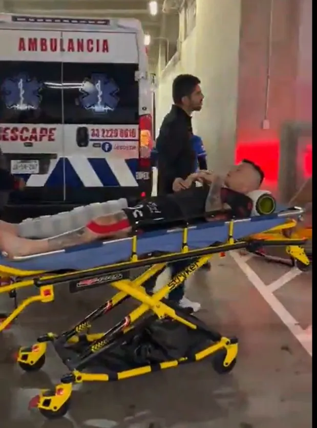 Brian Lozano abandonó el Akron en ambulancia