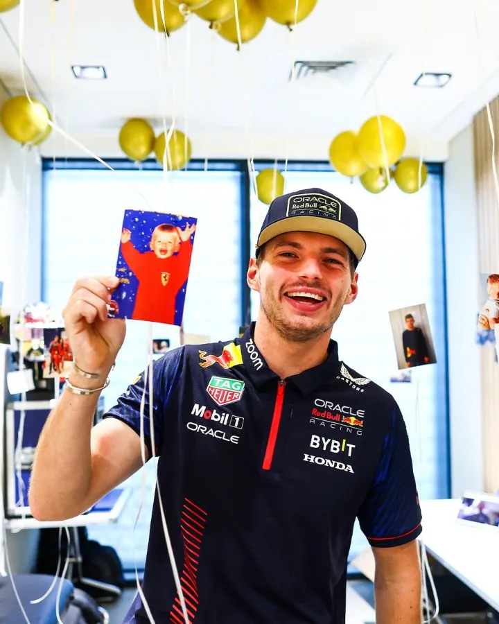 Max Verstappen con su foto de bebé