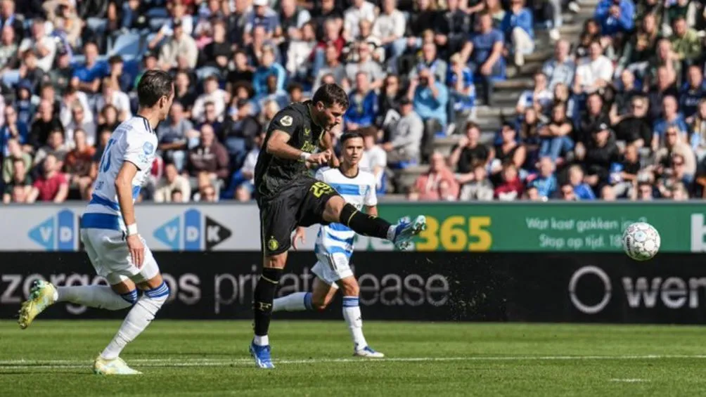 La definición del segundo gol del mexicano