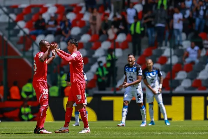 Edgar López fue la figura del partido con dos goles