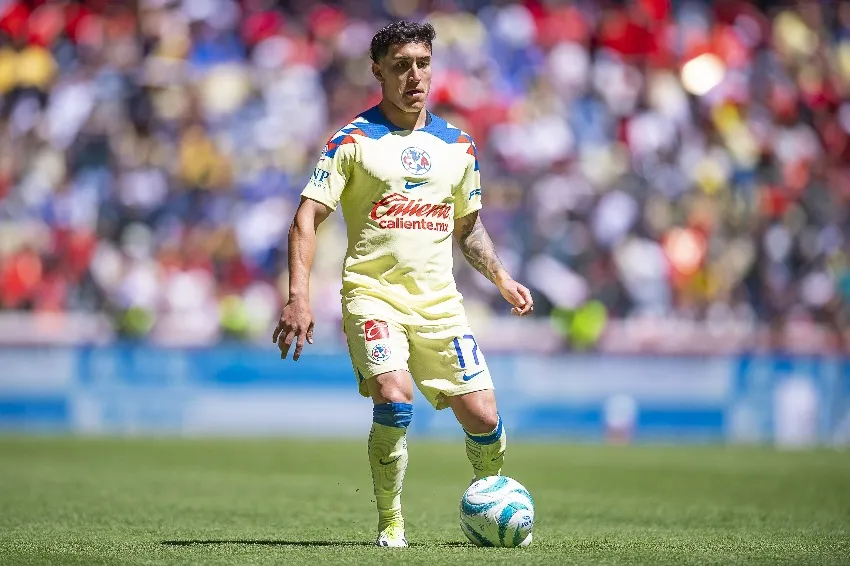 Zendejas en un partido de América
