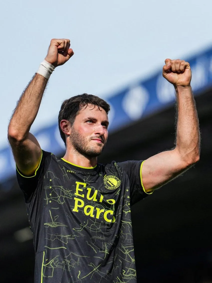 Santi Giménez en celebración de gol con Feyenoord