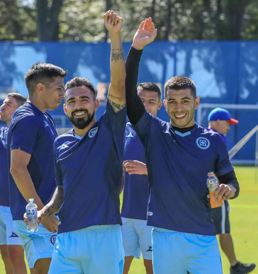 Los celestes en entrenamiento previo al partido de Pumas
