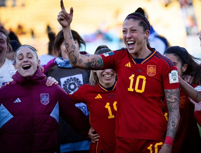 Jenni en festejo con sus compañeras