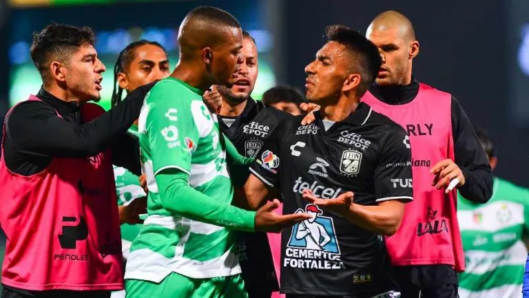 Los dos equipos terminaron el medio tiempo en bronca