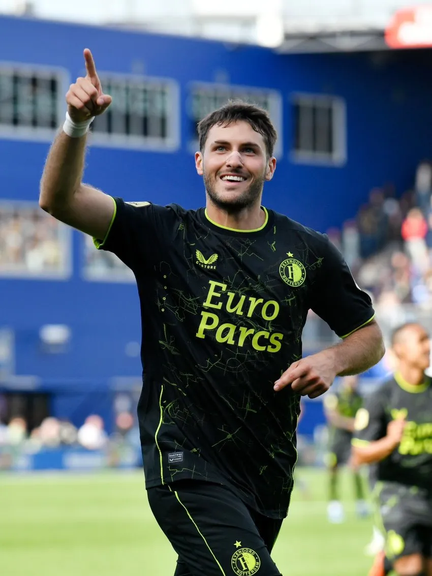 Santi Giménez en celebración de gol con Feyenoord