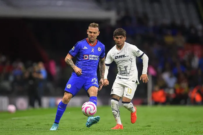 Alfonso Monroy en el partido ante Cruz Azul