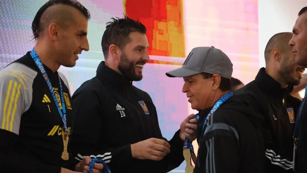Gignac y Nahuel entregaron medallas a la gente de Sinergia