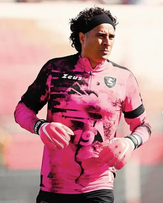 Memo Ochoa en un partido de la Salernitana