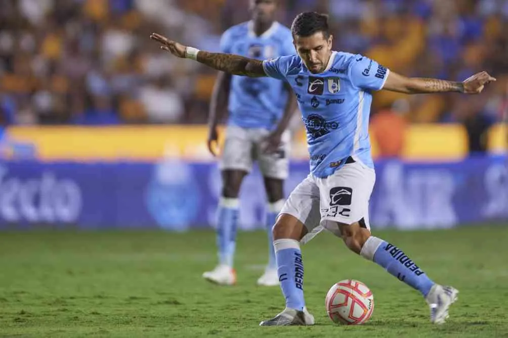 Cabrera como jugador de Gallos Blancos en el Apertura 2022