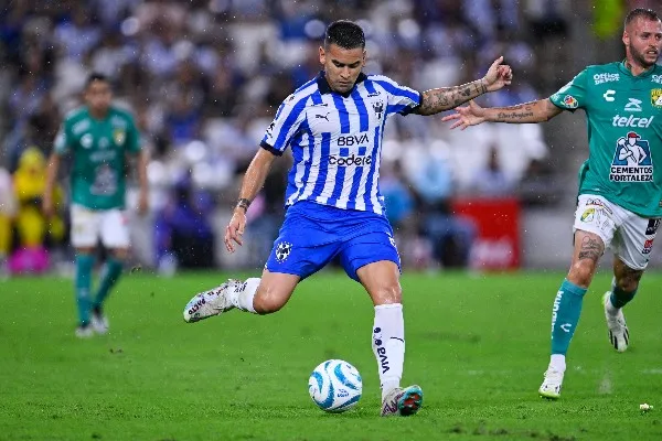 Vegas jugando con los Rayados