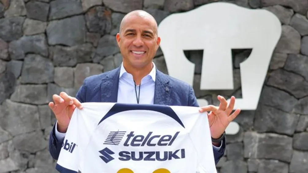 David Trezeguet presume su playera de Pumas