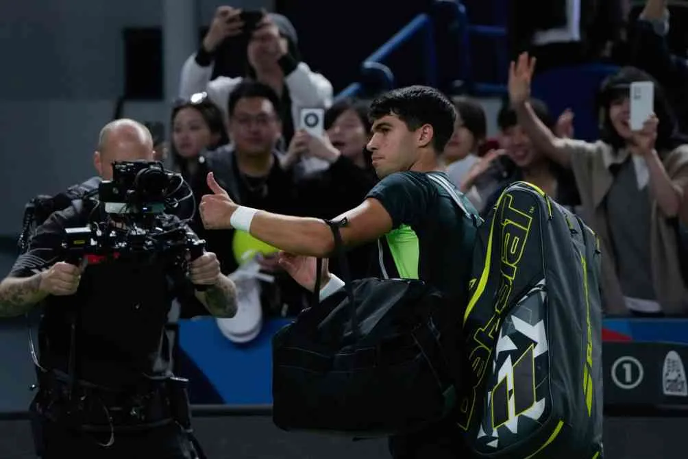 Alcaraz se marcha de la cancha tras su derrota ante Dimitrov