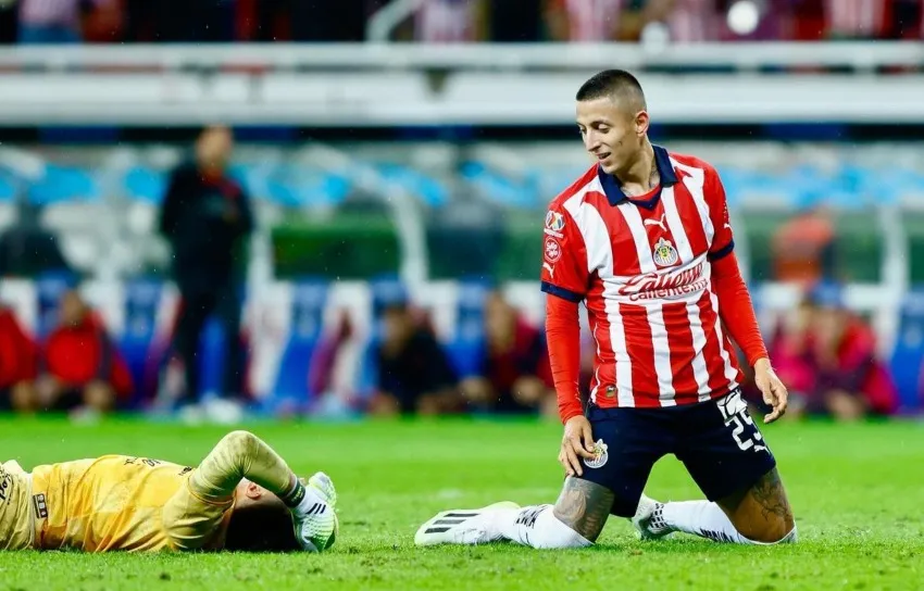 Camilo le cometió falta a Roberto