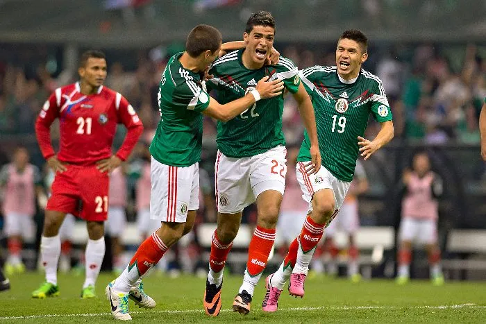 Raúl Jiménez festeja su gol de chilena
