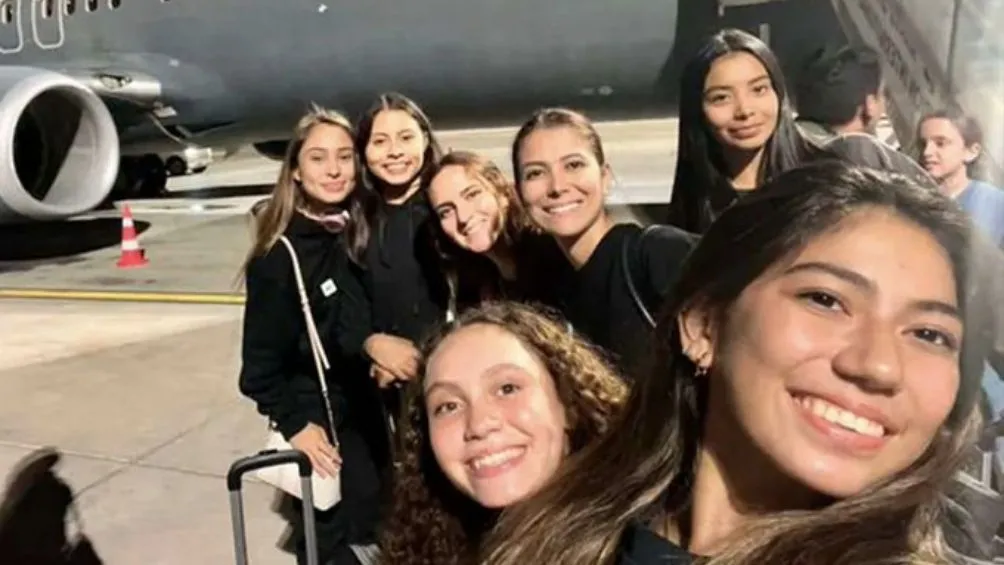 Las atletas saliendo de Israel