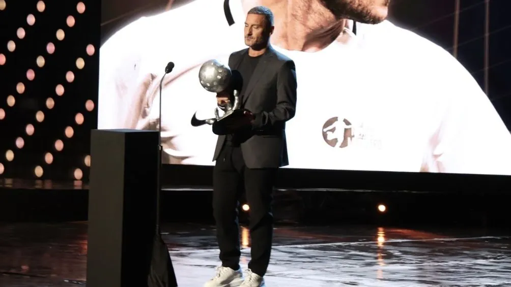 Francesco Totti recibiendo su investidura