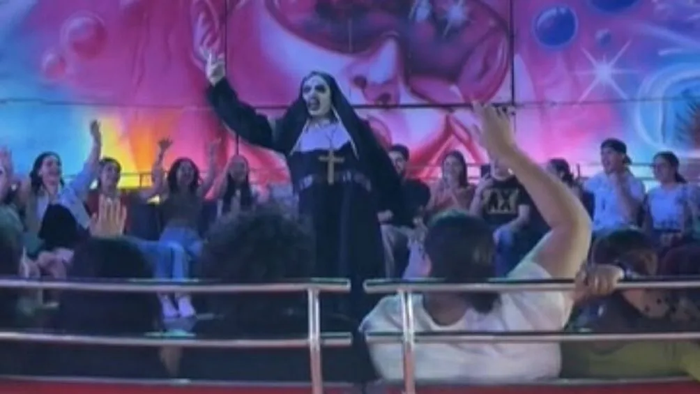 FOTO TOMADA DEL VIDEO La monja durante su 'viaje' en el juego mécanico