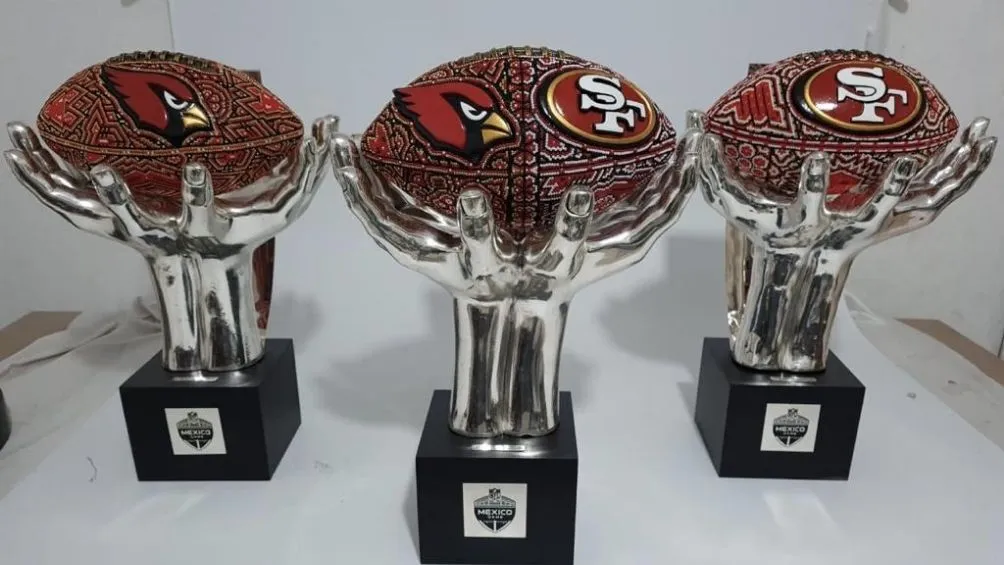 Los balones conmemorativos del juego de la NFL en México