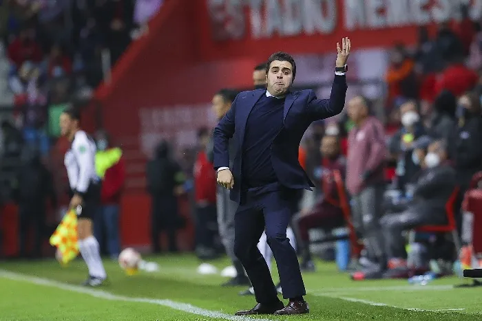 Marcelo Michel Leaño dirigiendo a las Chivas