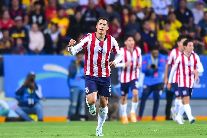 Jesús Brigido jugando con Tapatío