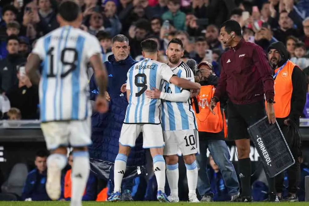 Julián Álvarez fue quien dejó su lugar para el ingreso de Messi