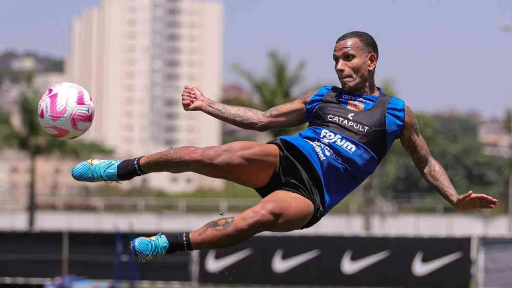 TWITTER: @SeleVinotinto Rómulo Otero durante un entrenamiento de la Vinotinto