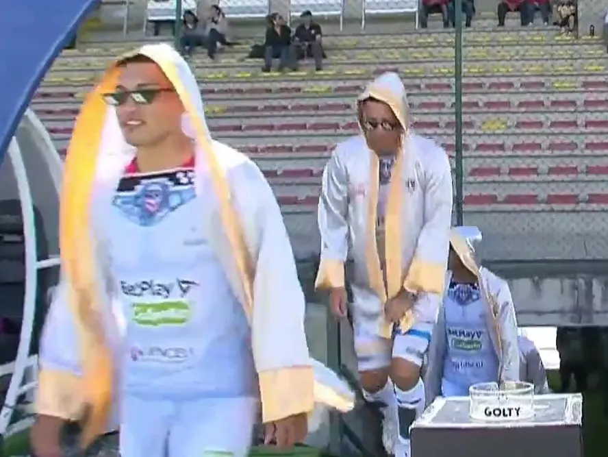 Jugadores de Fortaleza saliendo como boxeadores