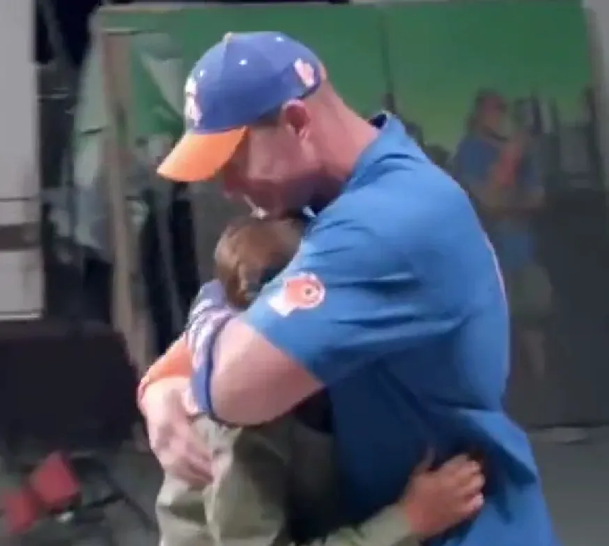 John Cena abrazando a un aficionado