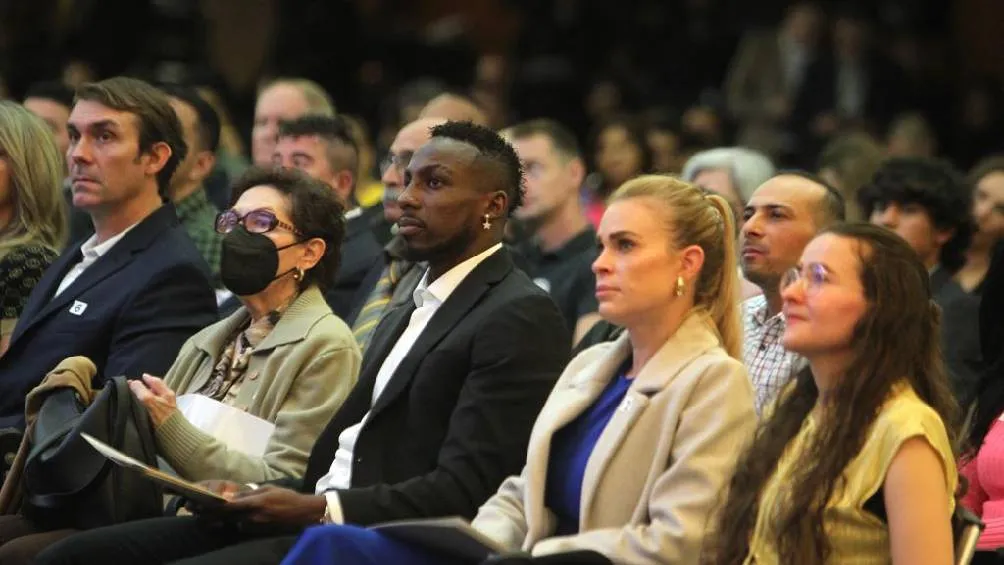 Quiñones recibió su carta de Naturalización