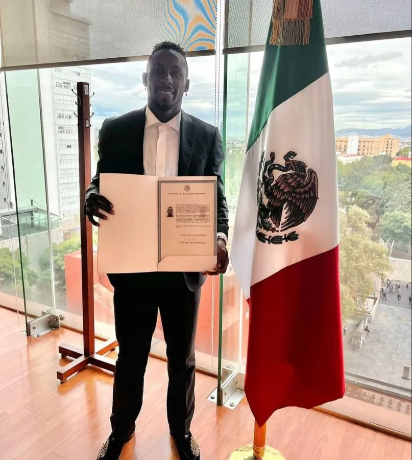 INSTAGRAM: @julianquinones33 Julián Quiñones ya recibió sus papeles de naturalización