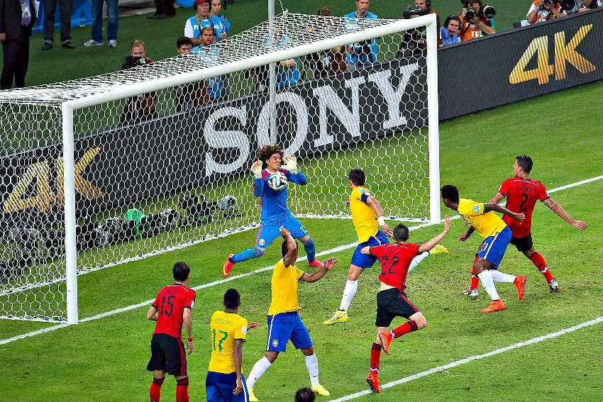 MEXSPORT Memo Ochoa en el duelo ante Brasil del Mundial de 2014