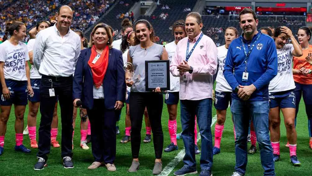 MEXSPORT Eva cuando recibió un reconocimiento por parte del Instituto Estatal de la Mujer