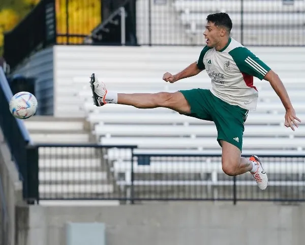 Raúl Jiménez entrenando con la Selección Mexicana