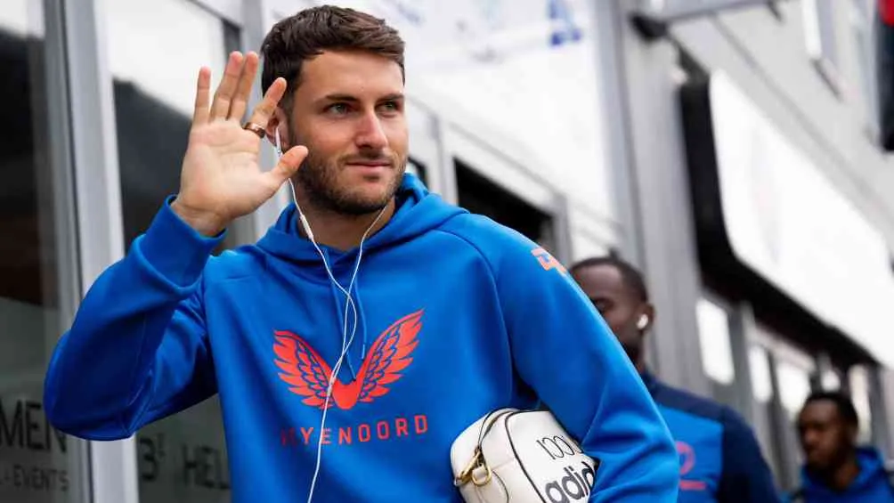 Santiago en la llegada al estadio con el Feyenoord