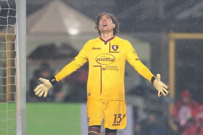 Guillermo Ochoa la rompe en la Serie A