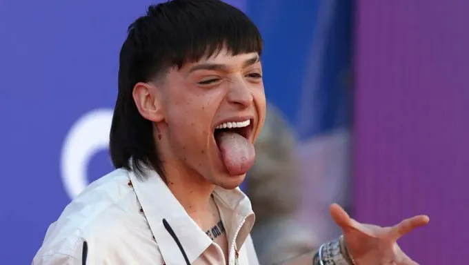 Peso Pluma la sigue rompiendo