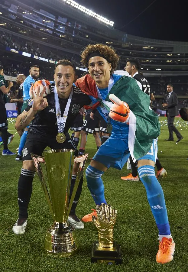 Guillermo Ochoa con Andrés Guardado
