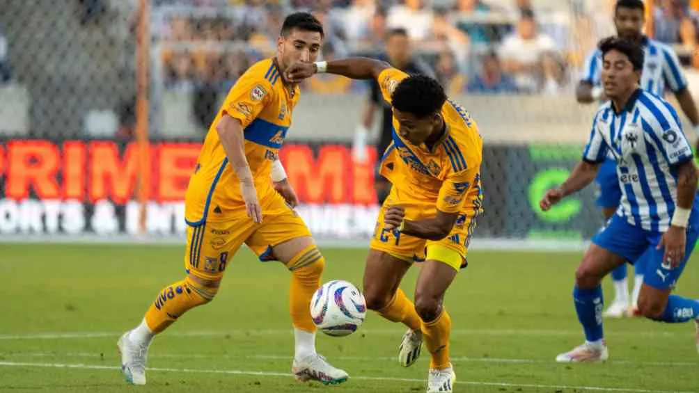 Ozziel Herrera y Fernando Gorriarán durante el juego ante Monterrey