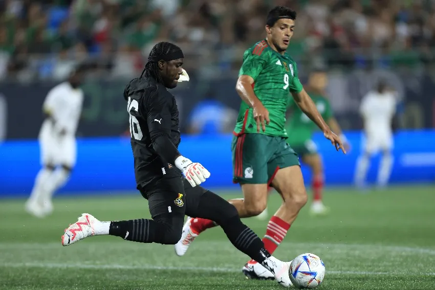 Raúl Jiménez en el duelo ante Ghana