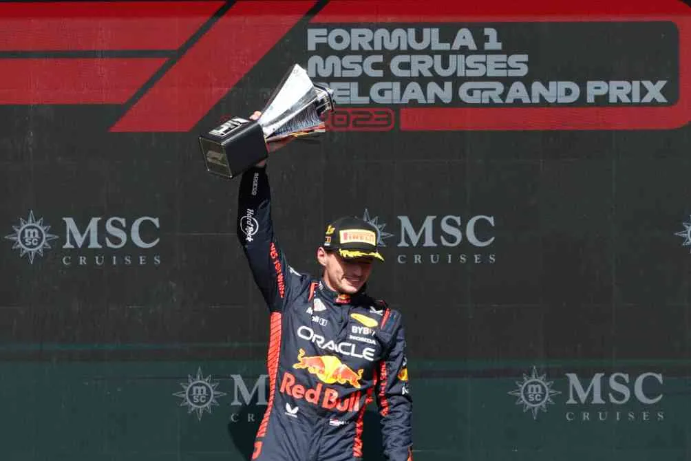 AP Max Verstappen en el podio durante el Gran Premio de Bélgica 2023