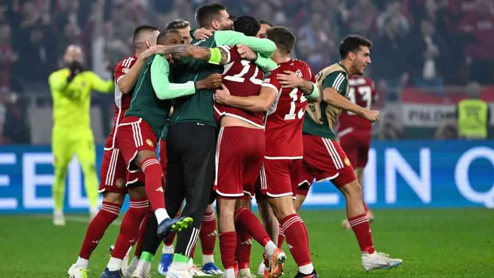 Jugadores húngaros festejan la victoria en el Puskas Arena