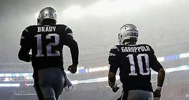 Garoppolo junto a Tom Brady en un partido de los Patriots