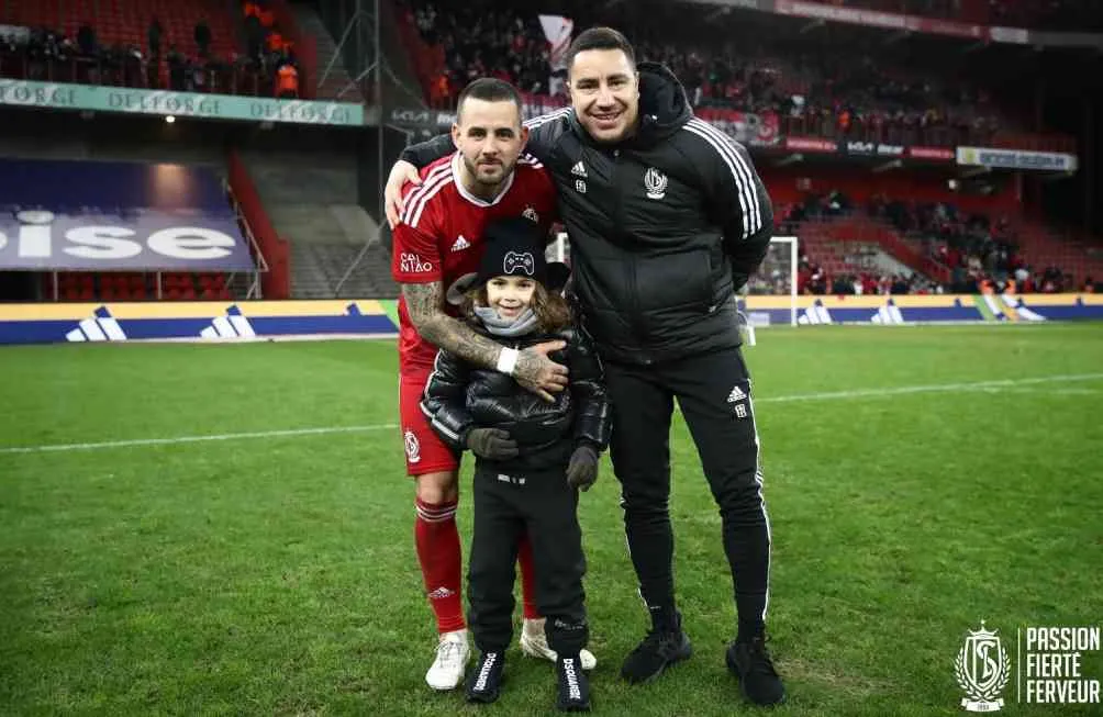 TWITTER: @efrajuarez Efraín Juárez como asistente técnico en el Standard Lieja