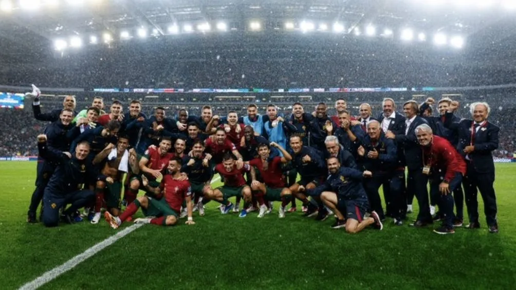 El equipo luso festeja el pase a la Eurocopa