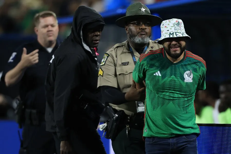 Espontáneo fue arrestado en el Rose Bowl