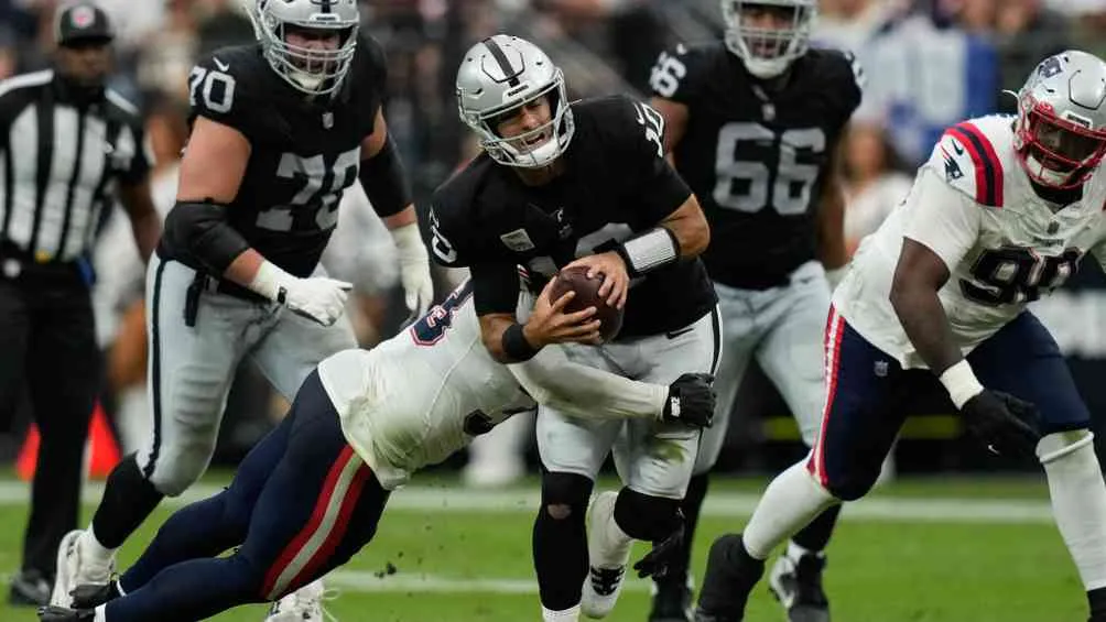 Garoppolo en acción en el juego ante Nueva Inglaterra